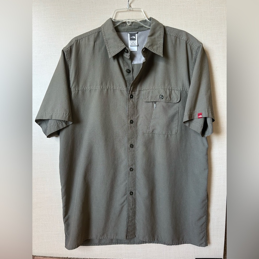 The North Face Mens Short Sleeve Button Up Shirt Size Large. Green